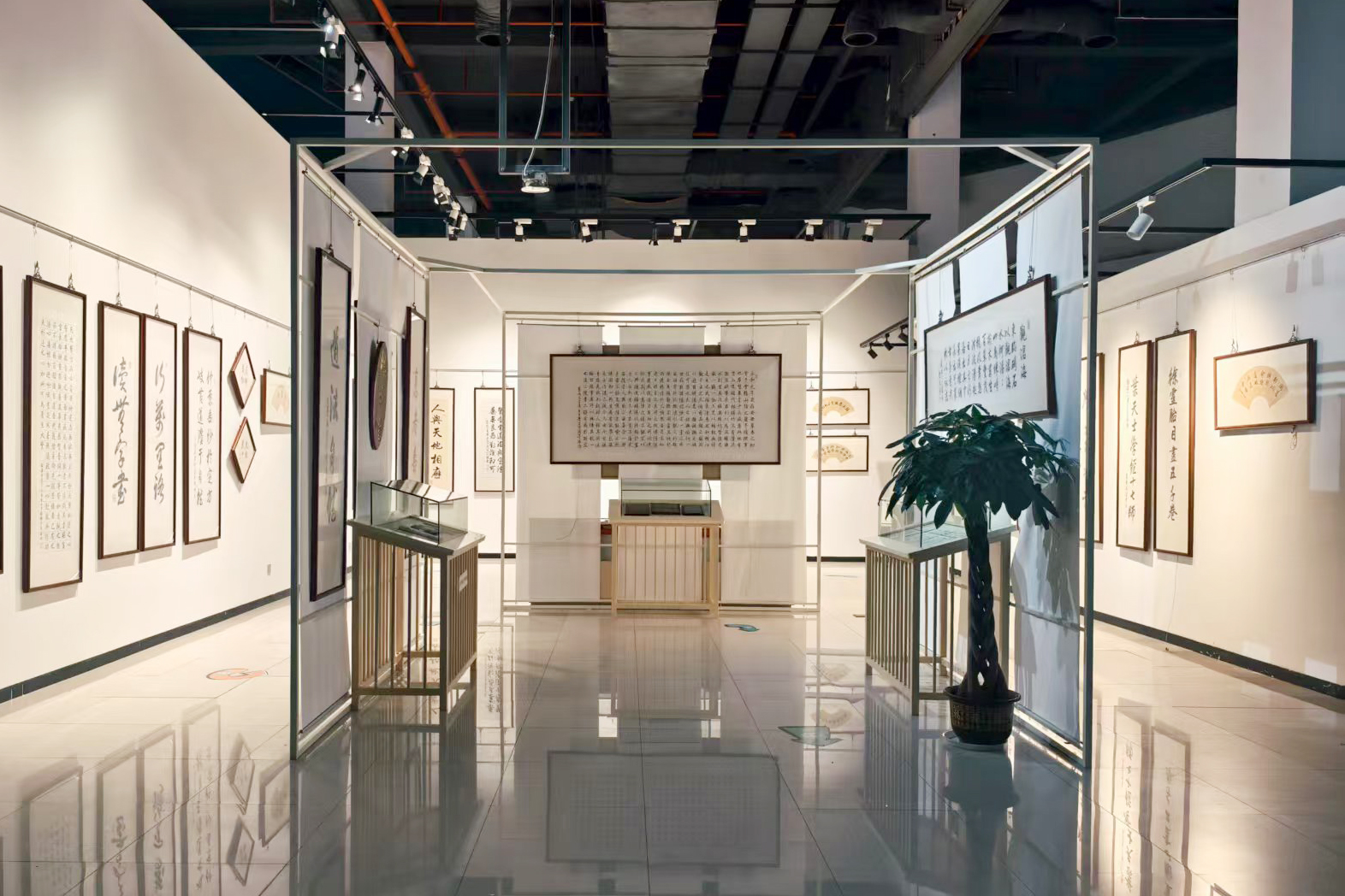 “岐黄墨韵・师道匠心”王庆其教授中医药文化书法展在上海中医药博物馆开幕