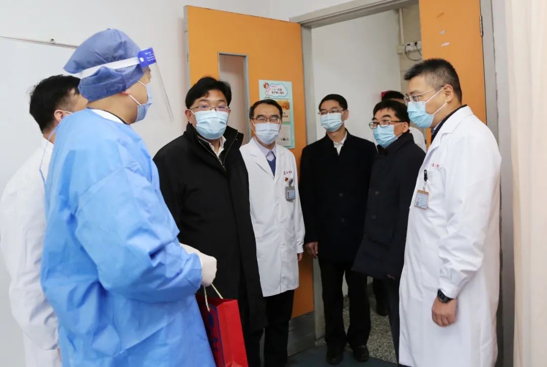 校领导慰问附属医院防控一线医务人员，送去新春祝福